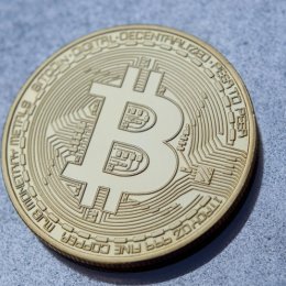 Біткоїн сповзає до $58 000: тиснуть відтоки з ETF та експірація опціонів
