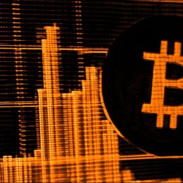 Біткоїн наближається до $67 000, підтягуючи Strategy та інші крипто-акції